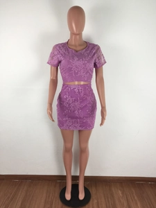 Vue détaillée d'un ensemble deux pièces en dentelle violette brodée avec crop top et jupe