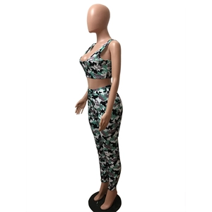 Ensemble de fitness deux pièces pour femmes avec haut et legging camouflage vert