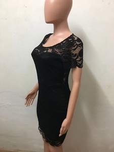 Detailaufnahme der feinen schwarzen Blumenspitze am schulterfreien, engen Abendkleid