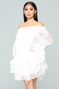Détail d'une mini robe blanche à épaules dénudées avec mesh chevron et manches bouffantes
