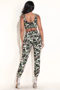 Rückansicht eines sexy zweiteiligen Camouflage-Sportsets mit Crop-Top und Jogginghose