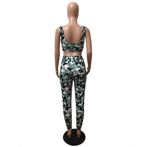 Ensemble de sport 2 pièces camouflage pour femme avec crop top et legging vue de dos