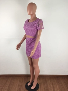 Détail d'un ensemble deux pièces en dentelle violette avec broderie florale fine