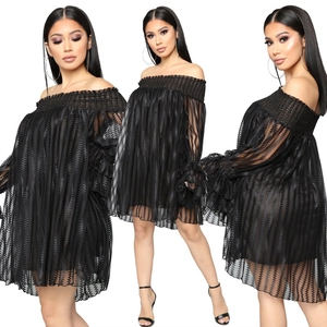 Robe courte en maille noire à épaules dénudées avec manches évasées et texture ondulée