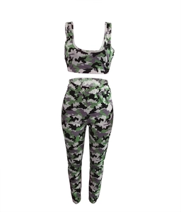 Detailansicht des Camouflage-Sportsets für Damen mit bauchfreiem Top und High-Waist-Leggings