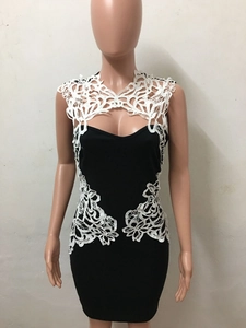 Détail de la broderie florale et de la dentelle ajourée sur une robe crayon noire moulante
