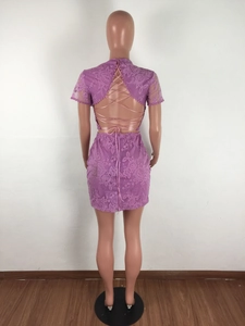 Détail du dos de l'ensemble en dentelle violette avec rubans croisés et broderies