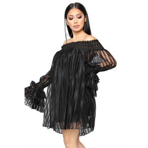 Mini robe noire à épaules dénudées avec tissu ondulé et manches à volants multicouches