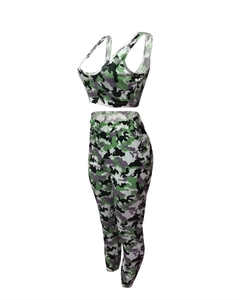 Detailaufnahme des Camouflage-Sport-Zweiteilers aus hochdehnbarem Funktionsmaterial