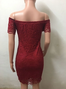 Vista posteriore dettagliata del vestito corto in pizzo rosso con spalle scoperte