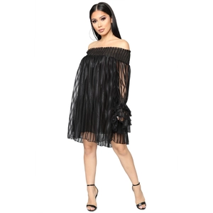 Mini robe noire sexy à épaules dénudées en mesh avec rayures ondulées et volants