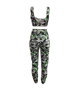 Detail eines zweiteiligen Camouflage-Sets mit bauchfreiem Top und High-Waist-Leggings