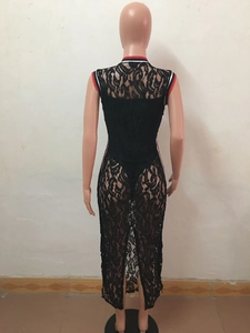 Dettaglio dell'abito in pizzo nero con strisce a contrasto e design senza maniche