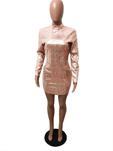 Robe courte moulante à paillettes or rose avec manches longues et col montant sur mannequin