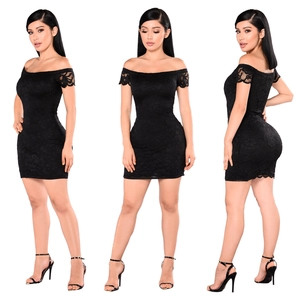 Mini abito nero in pizzo con spalle scoperte e vestibilità slim elegante