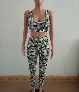 Details des Camouflage Sport-Sets mit bauchfreiem Oberteil und High-Waist-Leggings