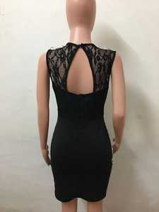 Détail de la dentelle noire et de la découpe en goutte d'eau au dos de la robe crayon