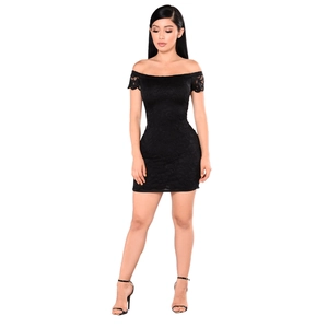 Elegante mini abito attillato in pizzo nero con spalle scoperte e motivi floreali chic