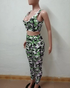 Detailansicht des Damen Camouflage Sport-Zweiteilers mit kurzem Top und langer Leggings