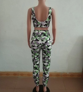 Rückansicht eines zweiteiligen Camouflage-Sets mit bauchfreiem Top und Leggings auf einer Puppe