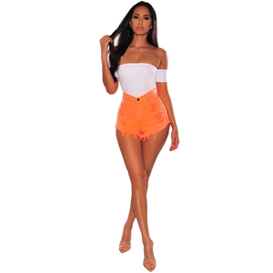 Tenue d'été pour femme avec haut bustier blanc et short en jean orange à taille haute