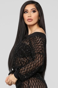 Détail du haut à épaules dénudées en mesh avec sequins et motifs en losanges