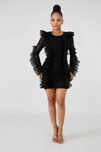 Elegante abito in pizzo nero con rifiniture architettoniche a balze e maniche lunghe