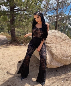 Combinaison pantalon large en dentelle noire avec crochet floral et fines bretelles