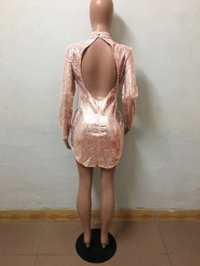 Détail du dos d'une robe pailletée or rose avec dos nu et col montant pour soirée chic
