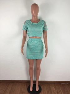 Détail de la broderie en dentelle vert menthe et de la texture florale évidée sur l'ensemble