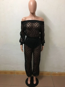 Détail d'un ensemble deux pièces en maille pailletée noire avec haut à épaules dénudées