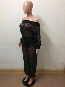 Détail d'un ensemble deux pièces en résille noire avec sequins et motif à losanges