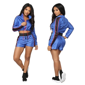 Dames trainingspak in felblauw met strepen, korte ritsjas en sportieve korte broek met hoge taille