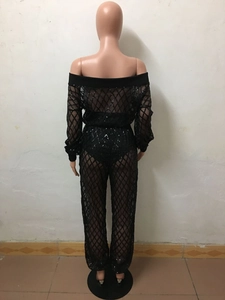Détail de la combinaison en maille noire avec motif losanges à paillettes et épaules nues