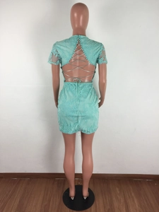 Détails de la mini robe en dentelle vert menthe avec dos nu et bretelles lacées