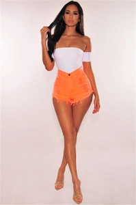 Détail du short en jean orange taille haute avec ourlet déchiré et fermeture à bouton