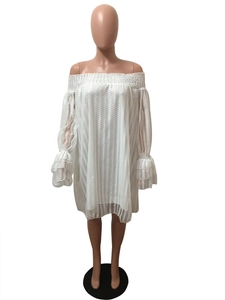 Détail de la robe blanche épaules dénudées avec broderie ondulée et manches évasées à volants