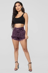 Détail du short en jean violet taille haute délavé à l'acide avec ourlet effiloché rétro