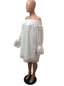 Détail de la robe blanche à épaules dénudées avec plis ondulés et manches volantées