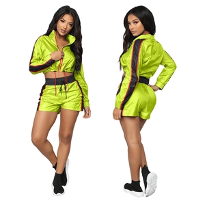 Dames trainingspak in neon groen met strepen, ritsjasje en korte broek set