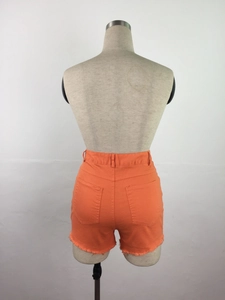 Vue arrière du short en jean orange vif à taille haute avec ourlets effilochés et poches