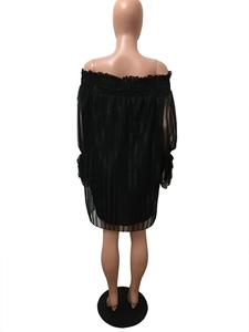 Vue détaillée du dos d'une robe noire à épaules dénudées avec maille et motifs de vagues