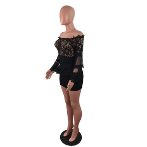 Detailansicht der schwarzen floralen Spitze an einem sexy schulterfreien Minikleid