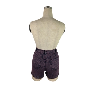 Vue arrière du short en jean violet taille haute avec bords effilochés et poches