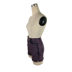 Détail d'un short en jean violet taille haute avec ourlets effilochés et aspect délavé