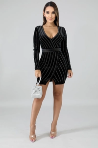 Detail eines sexy schwarzen Samt-Minikleides mit V-Ausschnitt und silbernem Strassmuster