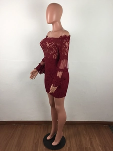 Nahaufnahme der weinroten Spitze mit Off-Shoulder-Design und Volant-Ärmeln am Kleid
