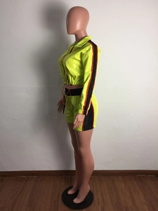 Detail van neongroen trainingsjack met ritskraag en patchwork met zijstrepen op de mouw