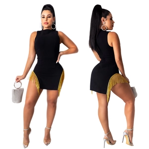 Mini abito nero smanicato da donna con eleganti frange dorate sugli spacchi laterali