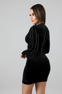 Detail des Rückenreißverschlusses und der Strassverzierungen am schwarzen Samtkleid